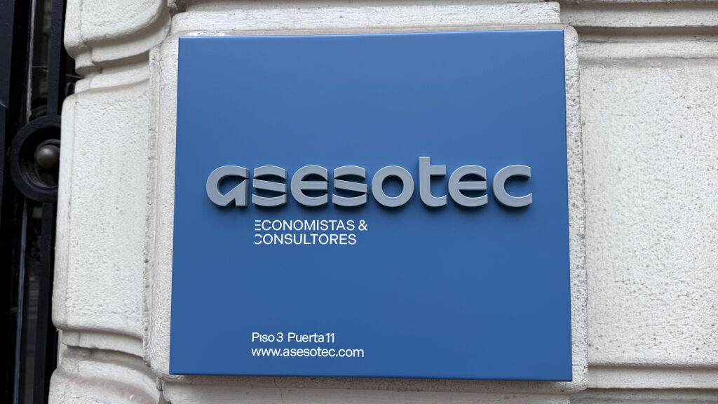 Rótulo corpóreo y placa de la asesoría Asesotec