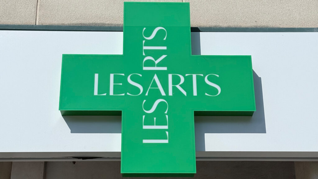 Rotulación de la Farmacia Les Arts en Valencia
