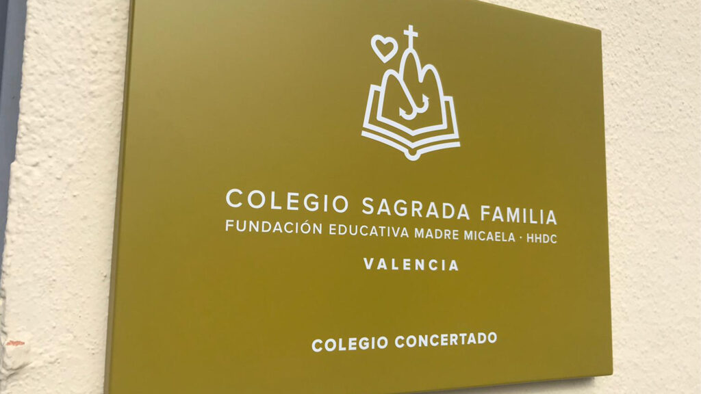 Placa y rotulación de la Fundación Educativa Madre Michaela