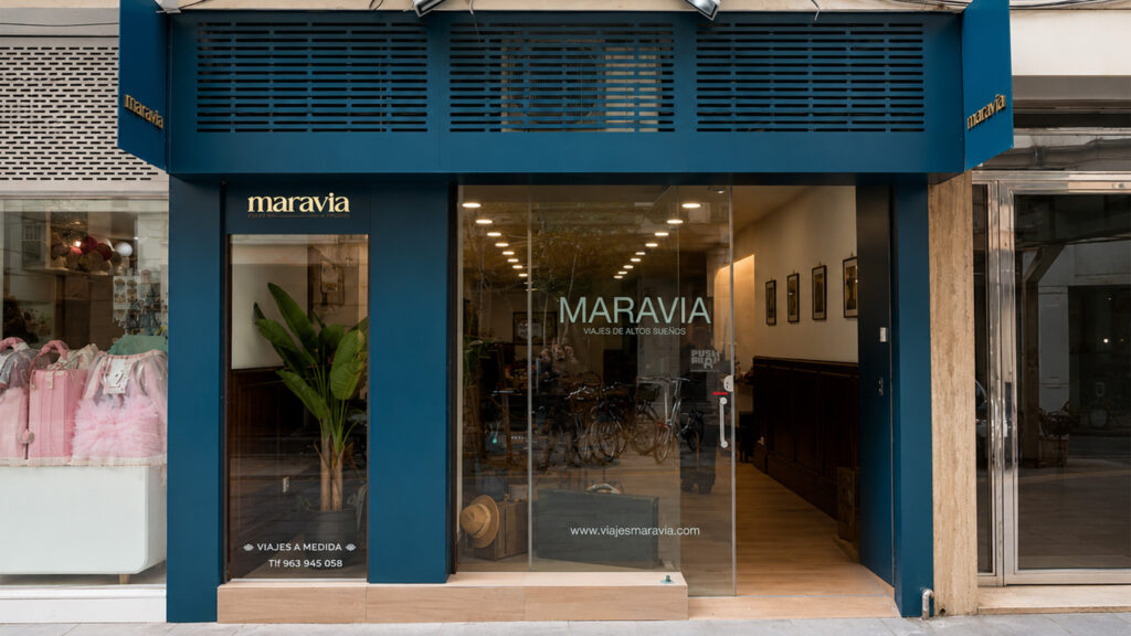 Rotulación comercial de fachada del comercio Maravia