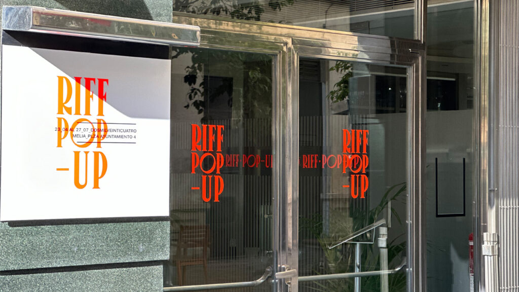 Vinilo de fachada del pop-up de Riff en Valencia