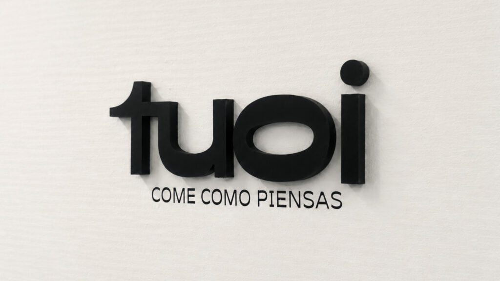 Letras corpóreas iluminadas para fachada comercial en Valencia