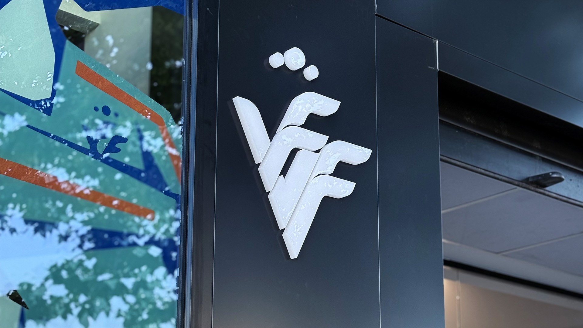 Letras corpóreas de acero iluminadas en Valencia