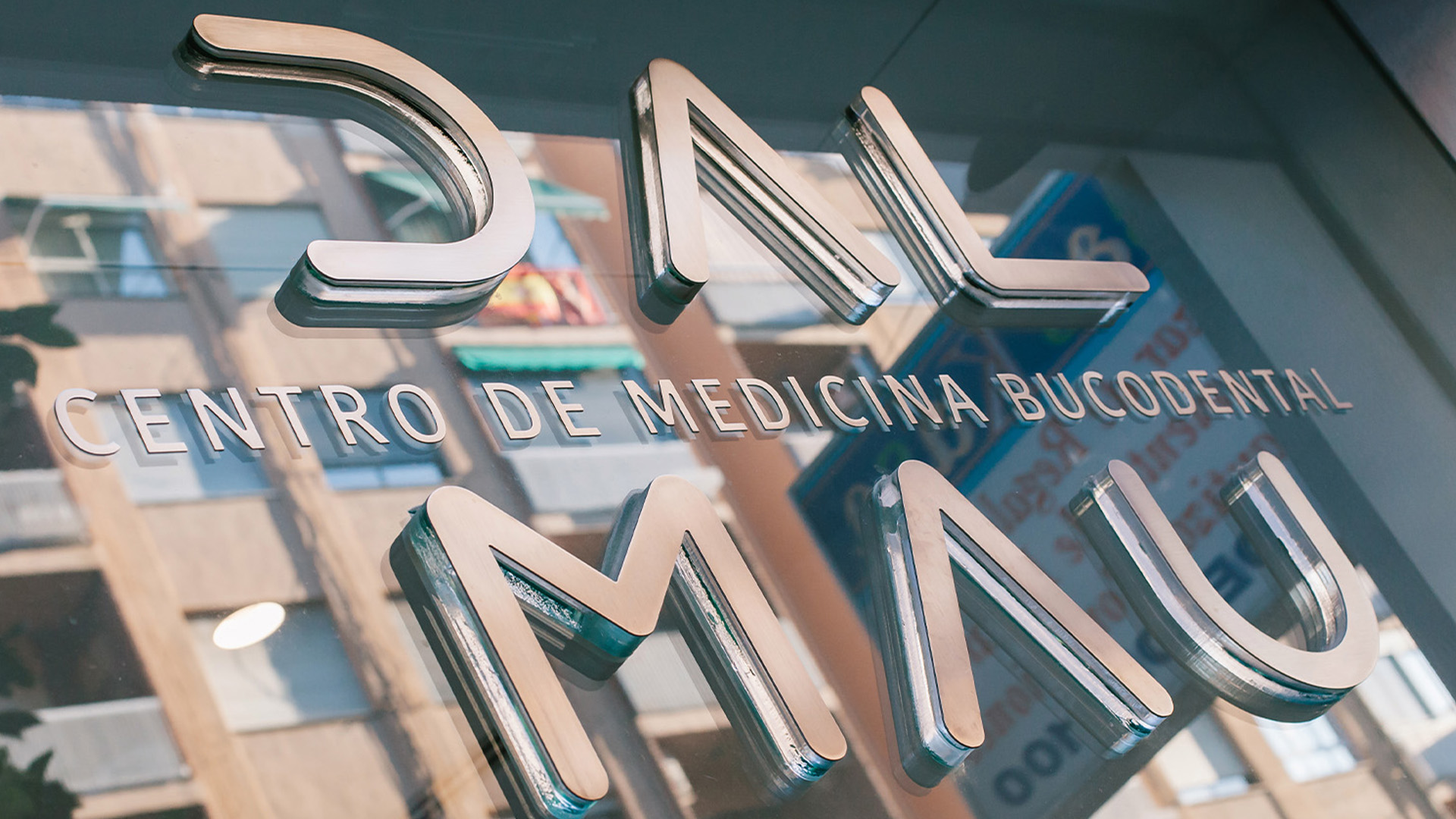 Letras corpóreas retroiluminadas instaladas en Valencia